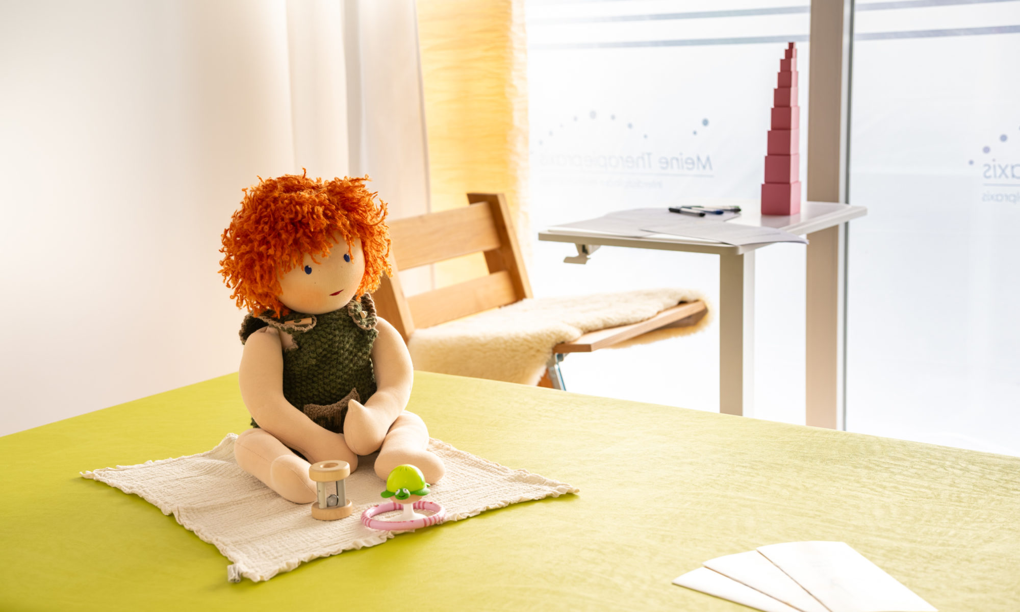 Moderne Therapieliege in heller, freundlich gestalteter Praxis – Ausstattung für professionelle physiotherapeutische und ergotherapeutische Behandlungen